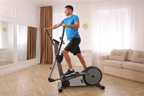 Illustratie van een crosstrainer in een huiselijke omgeving