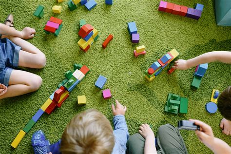 Kinderen spelen in een speelruimte van een sportschool