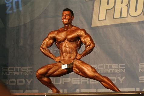 Natuurlijke bodybuilder in actie tijdens een wedstrijd