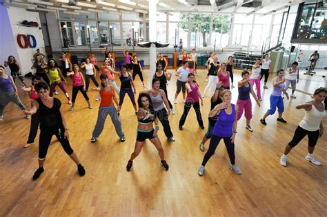 Mensen die Zumba dansen in een fitnessstudio