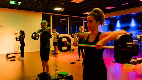 Mensen die een Bodypump les volgen in een sportschool