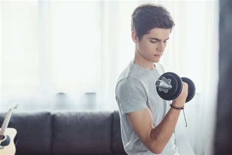 Jongeren die krachttraining doen