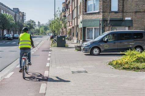 Fietser op een rustige landweg