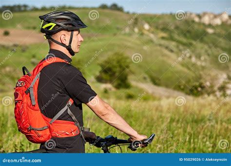 Fietser die een heuvel beklimt met inspanning