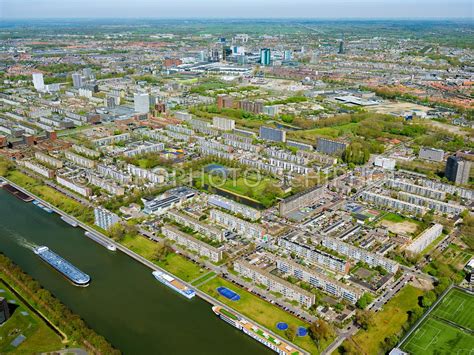 Historische foto van de bouw van Kanaleneiland met kraanbanen