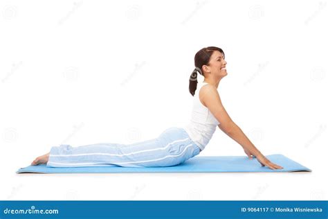 Vrouw die Pilates mat oefening doet