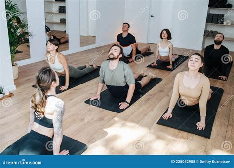 Groep mensen die Yoga beoefenen in een studio