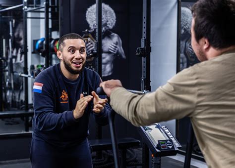 Sportinstructeur die leden begeleidt in de sportschool