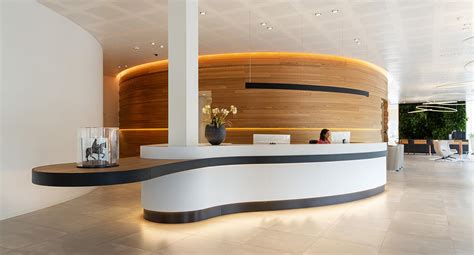 Receptie van een sportcentrum met een vriendelijke medewerker