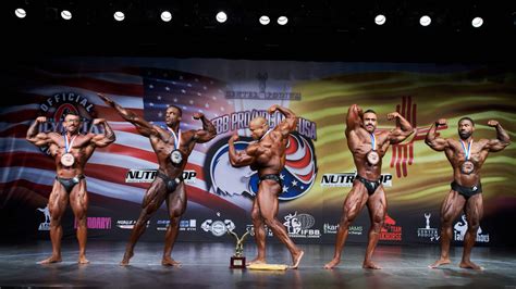 man die poseert op bodybuilding podium