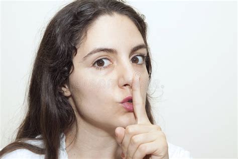 Vrouw die haar vinger opmeet met een touwtje