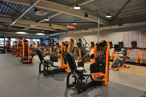 Interieur van een Basic-Fit sportschool met diverse fitnessapparatuur