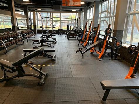 Verschillende gewichten en materialen in de Free Weight zone van een sportschool