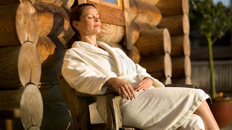 Vrouw in een sauna