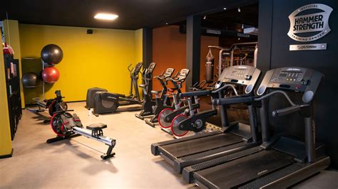Verschillende soorten cardioapparatuur in een sportschool