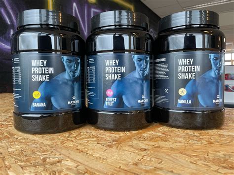 Afbeelding van een eiwitshake en multivitamine