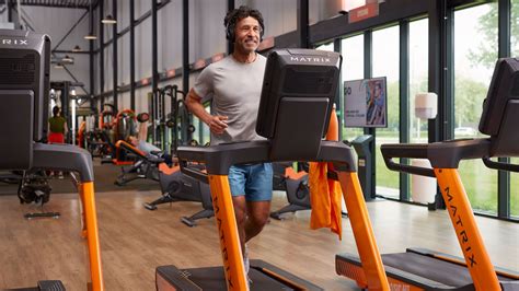Verschillende zones in een sportschool: krachtapparatuur, vrije gewichten, cardio en stretching