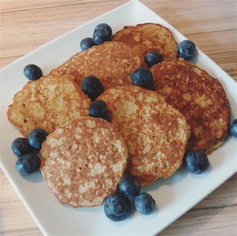 Gereed gemaakte banaan havermout pannenkoekjes op een bord