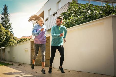 Man en vrouw die samen hardlopen en krachttraining doen.