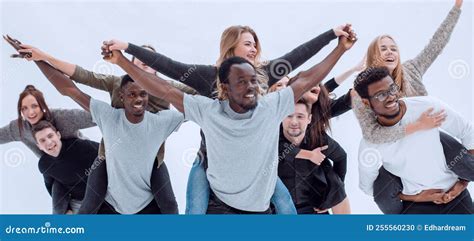 Een groep mensen die een Pilatesles volgen