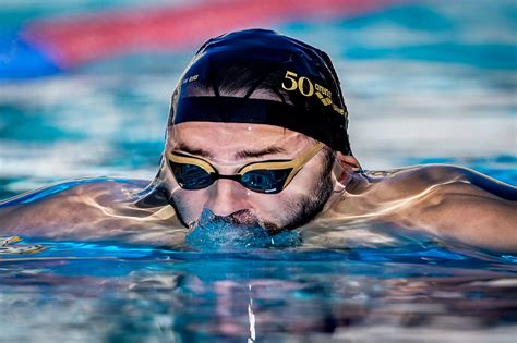 Zwemmer in open water met zwembril en badmuts