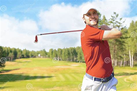 Golfer die een oefenswing maakt