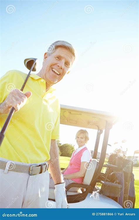 Oudere golfer die een oefening doet