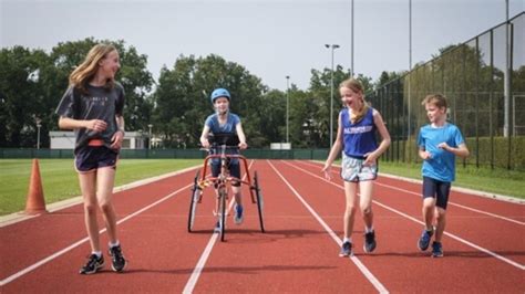 Groepsfoto van mensen die samen sporten
