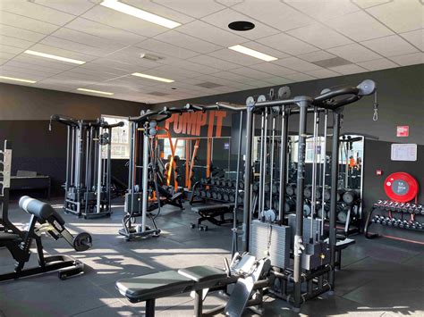 Interieur van Basic-Fit Nijverdal met diverse fitnessapparatuur