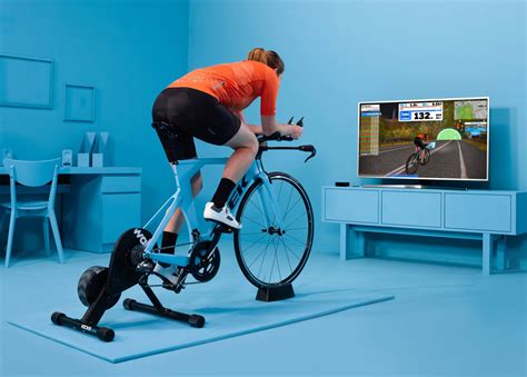 Illustratie van een renner die op een indoor trainer fietst met Zwift op een laptop