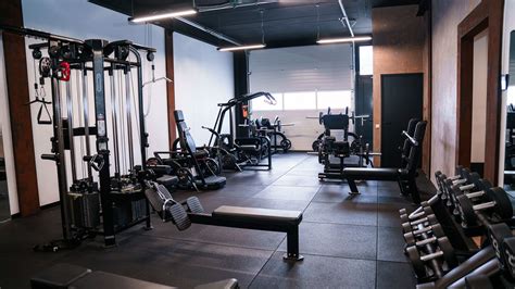 Interieur van Vondelgym met diverse fitnessapparatuur en groepslessen