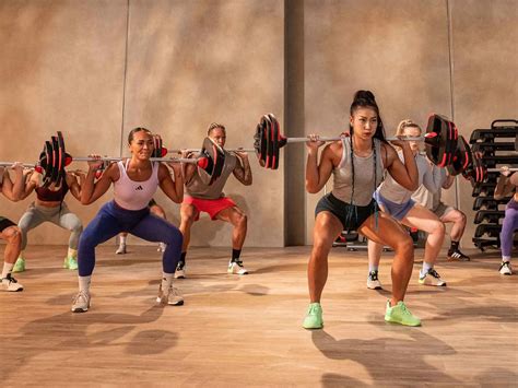 Les Mills Bodypump instructeur die een oefening demonstreert