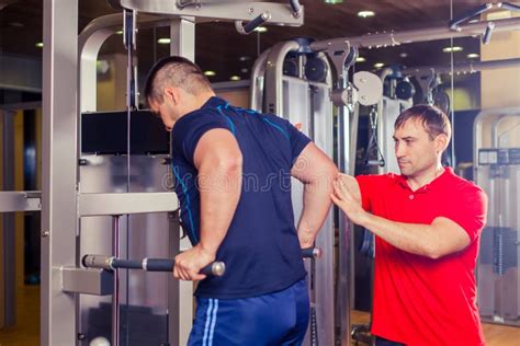 Afbeelding van een personal trainer die een cliënt met obesitas begeleidt