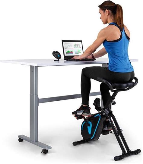 Fitnessapparaten onder een bureau