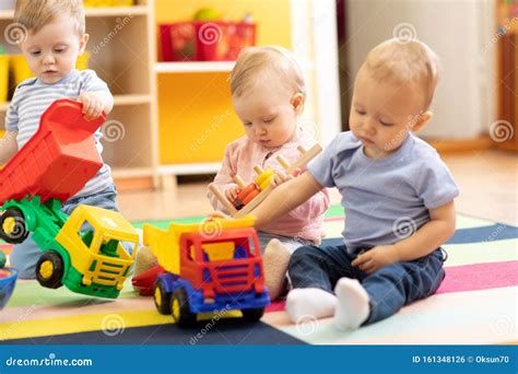 Kinderen spelen in een crèche