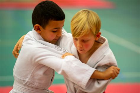 Kinderen die judo beoefenen