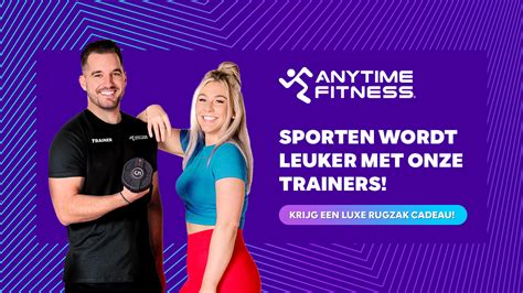 Interieur van een Anytime Fitness club met apparatuur en loungehoek