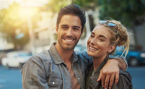 Man en vrouw doen samen een oefening