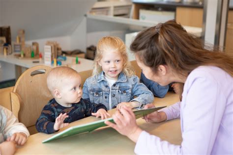 Groep kinderen die deelneemt aan een kickboksles onder begeleiding