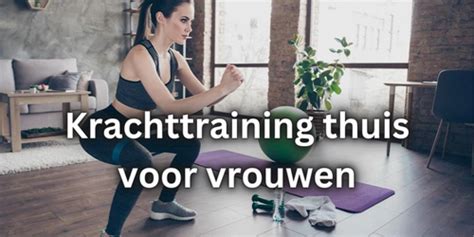Vrouw die thuis krachttraining doet met dumbbells