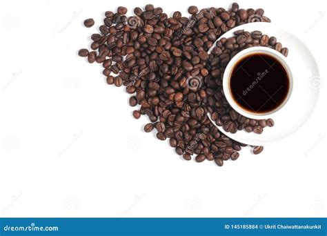Stapel koffiebonen en een kop koffie