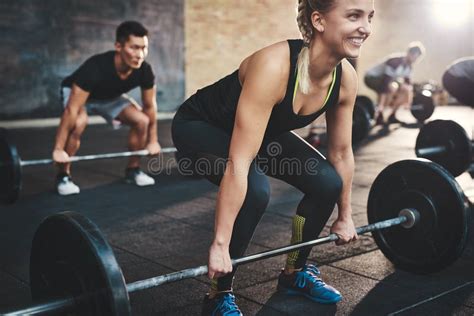 Afbeelding van iemand die een barbell deadlift uitvoert.