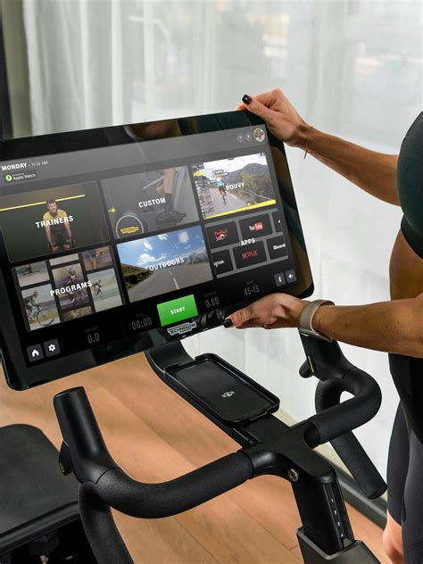 Groepsles indoor cycling met virtueel scherm