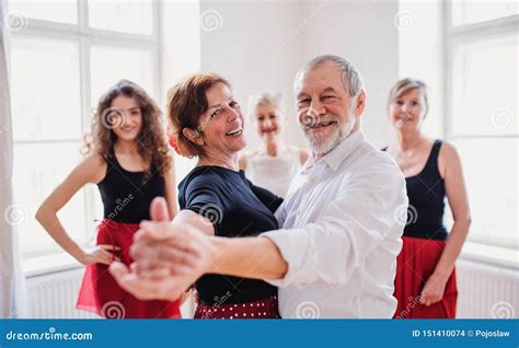 Dansende mensen in een groepsles