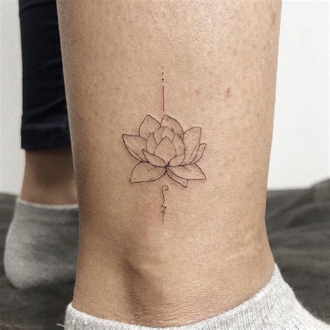 Vrouw met een tatoeage op de achterkant van de biceps