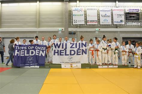 Oude foto van een judoclub