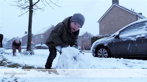 Kinderen maken een sneeuwpop