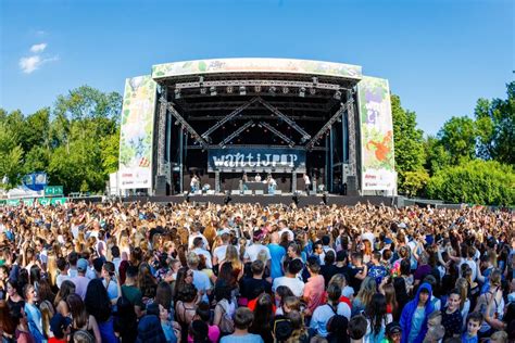 Bodybuilder op een festivalpodium