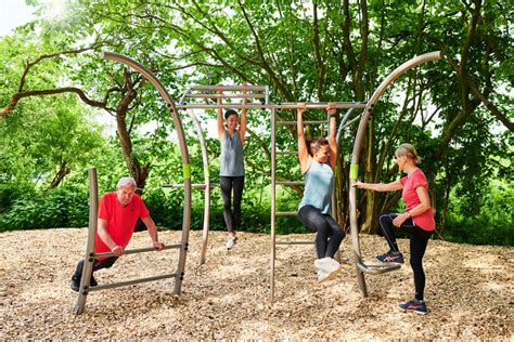 Mensen die buiten trainen met diverse fitnessapparatuur