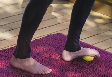 Tennisbal massage voeten